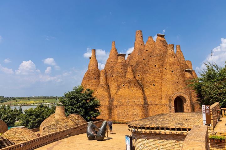 Dongfengyun scenic area in Yunnan features bottle-shaped buildings