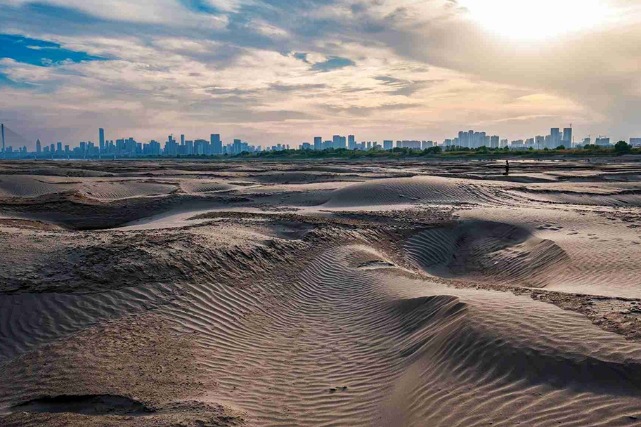 ‘Sandpits’ appear at Tianxingzhou Beach in Wuhan