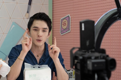 'Lipstick king' back, jumpstarts online sales