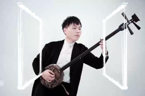 Musician combines sanxian with electronic music