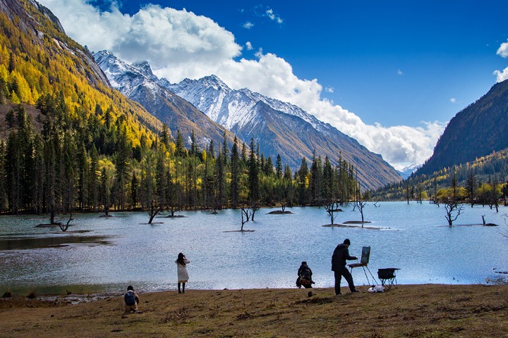 Mount Siguniang covered by snow in autumn