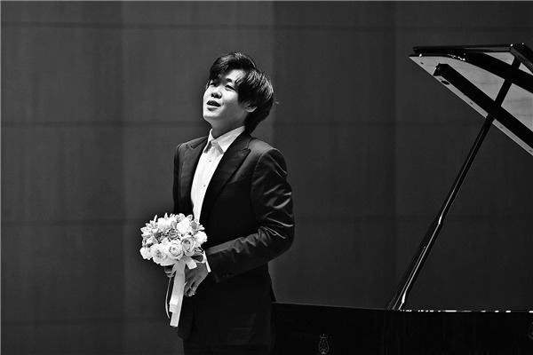 Pianist gives his aural feast a visual touch