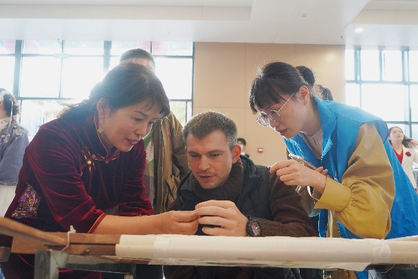 Students pay homage to country's intangible cultural heritage