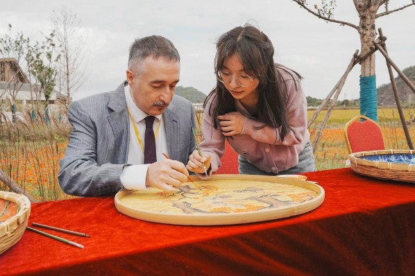 Foreigners experience Zhejiang's beauty of tradition and technology innovation