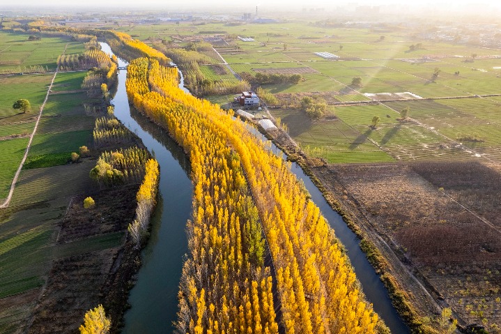 Onset of winter adds striking beauty to Xiaoyi River
