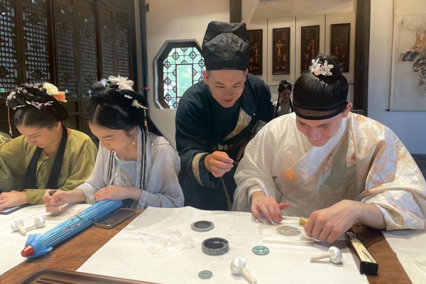 Nanjing University's international students experience traditional Chinese culture