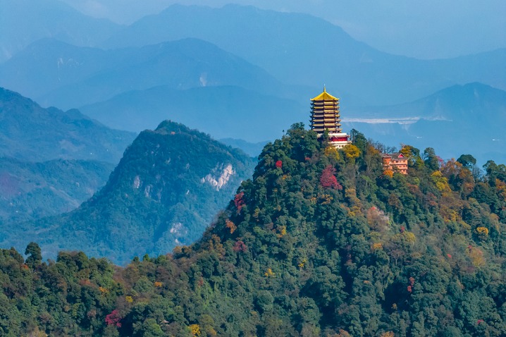 Spectacular views of magnificent pavilion atop Taoist mountain in Sichuan
