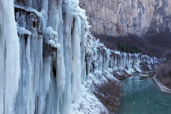 Icicles in Shanxi lure tourists, photographers