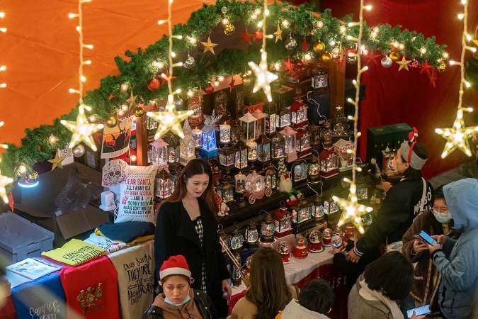 Shanghai’s German Christmas market attracts huge crowds