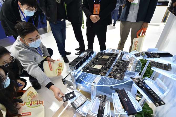 China's service sector output rises 2.3%