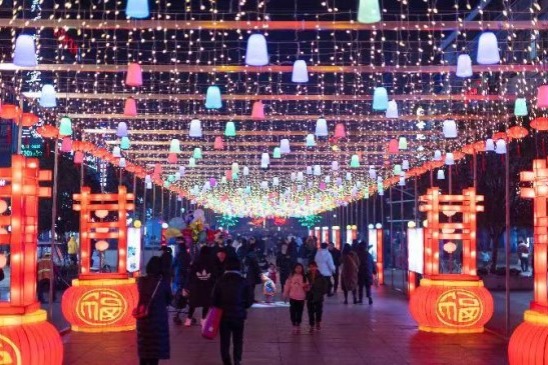 Lantern decorations create festive atmosphere in Guangyuan
