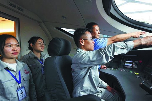 Laotians trained in China will cultivate rail specialists