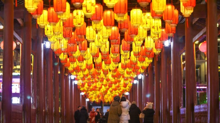 People enjoy Spring Festival atmosphere across China