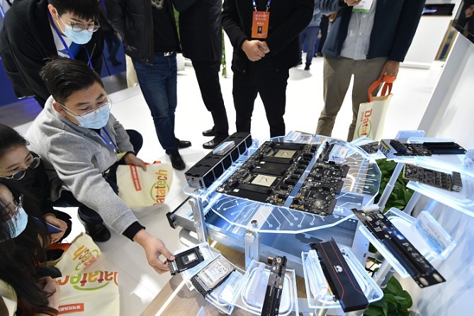 China's service sector output rises 2.3%