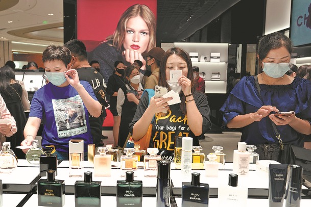 Duty-free shopping fuels boom in Hainan's economy