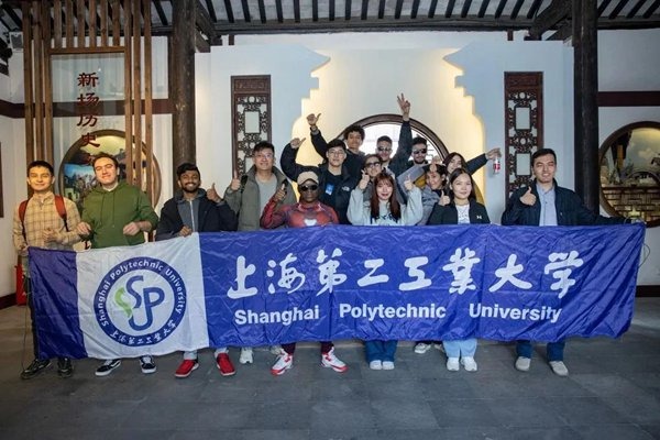 Intl students explore ancient towns in Shanghai during winter vacation