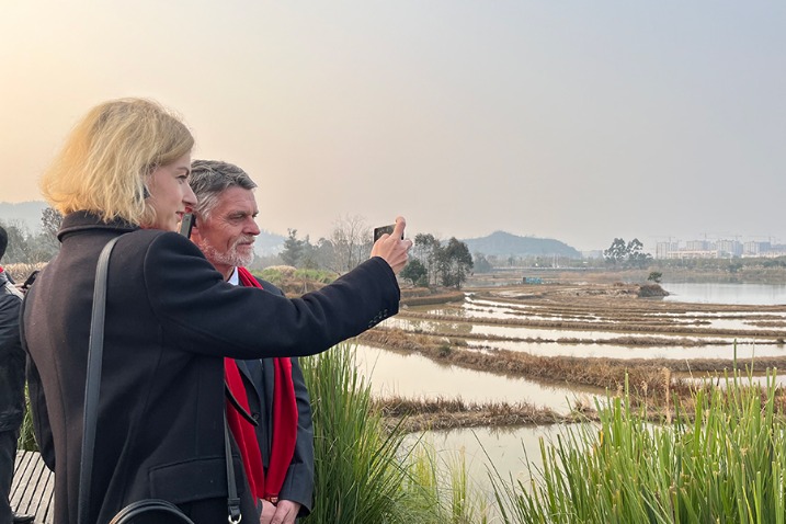 Foreigners get an in-depth tour of Chongqing