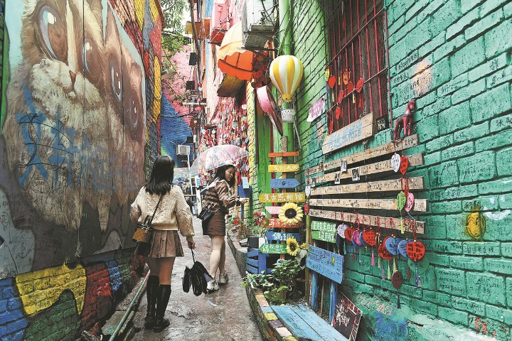 Chongqing's compound stores lure young from malls