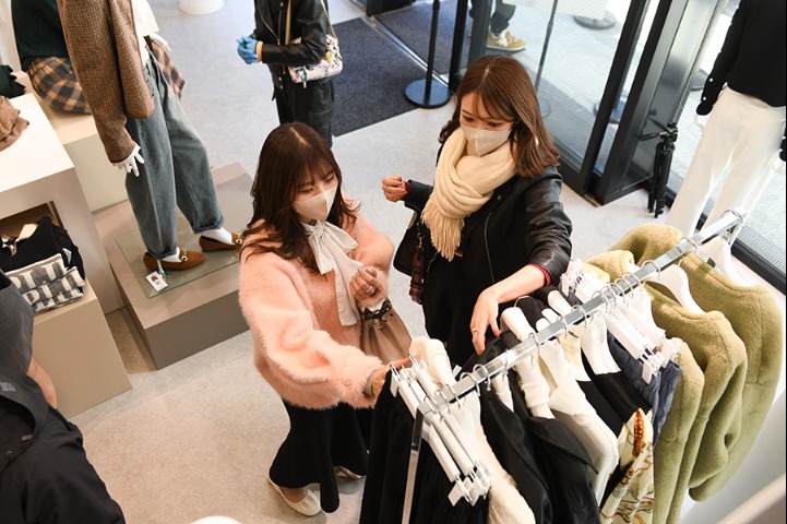 Online retailers expanding global footprint