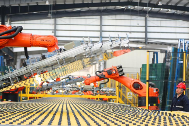 Premier calls for building up manufacturing industry