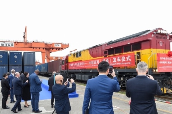 China Focus: China's 'mountain city' Chongqing impresses diplomats with overseas transportation network