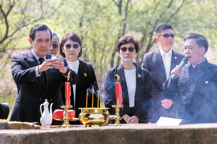 Ma honors ancestors in Hunan province