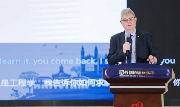 Cambridge vice chancellor visits Optics Valley