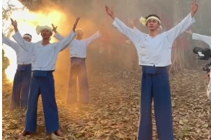 Catchy water-splashing song goes viral