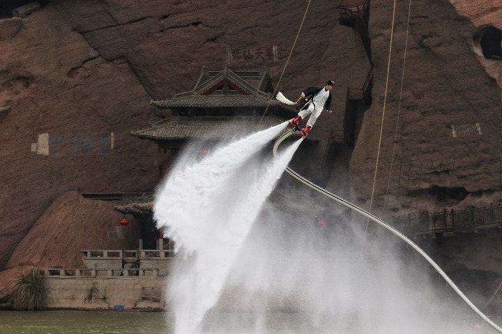 Tourism rebounds at Longhu Mountain