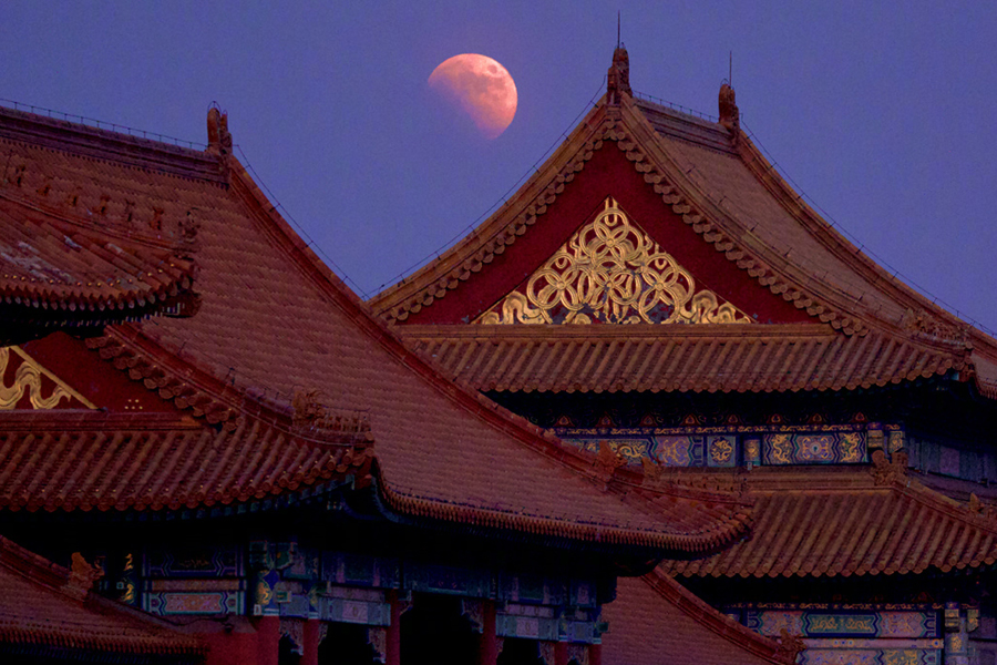 Blood moon under the backdrop of the Palace Museum