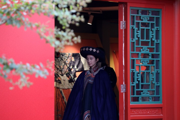 Traditional Chinese costume art exhibition held in Beijing