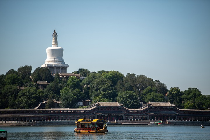Beihai Park showcases picturesque summer views