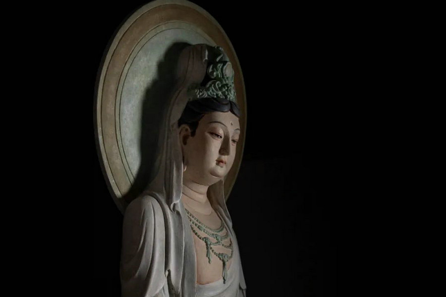 Sculptor enlivens clay art with modern technique