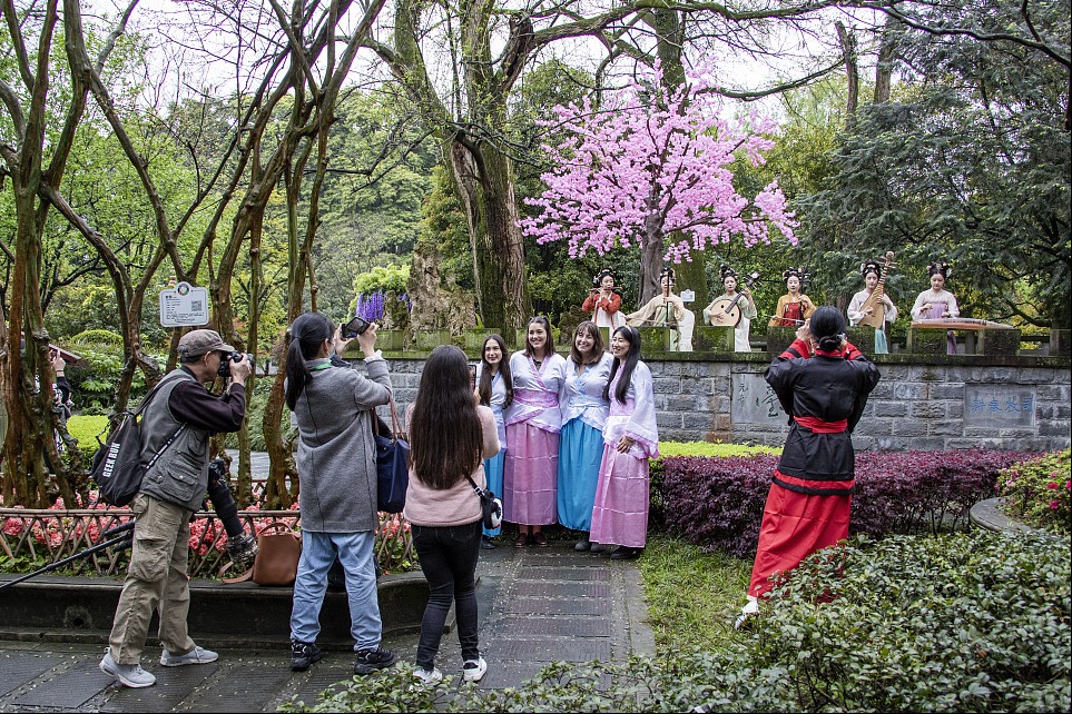 China sees 46.5% more domestic tourist trips in Q1