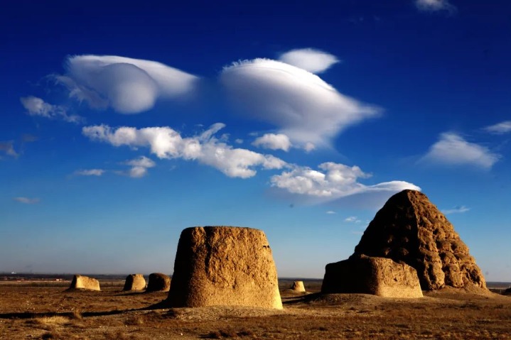 Western Xia mausoleums bathed in winter sunlight