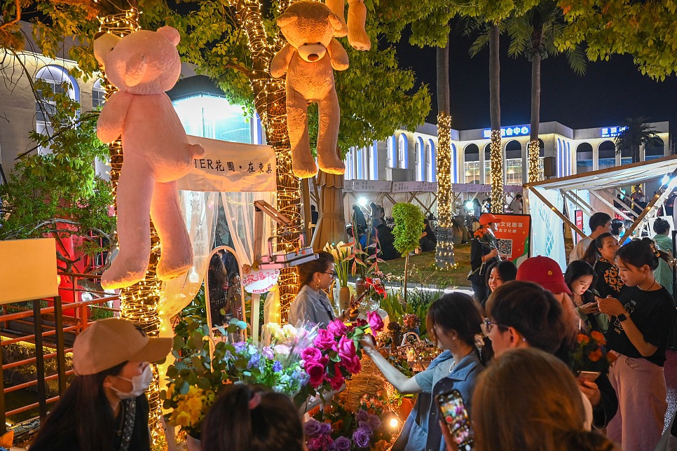 Night economy lights up cities across China