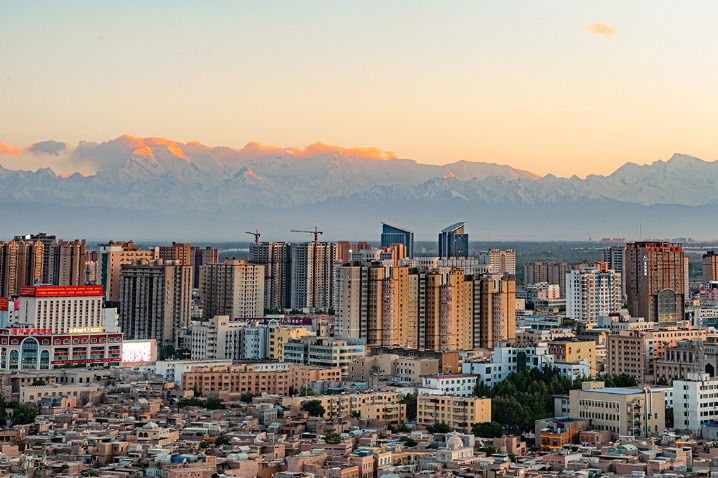 A rare view of highest peak of Pamir Plateau together with Kashgar in Xinjiang