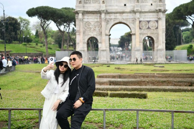 China's outbound tourism booms during May Day holiday