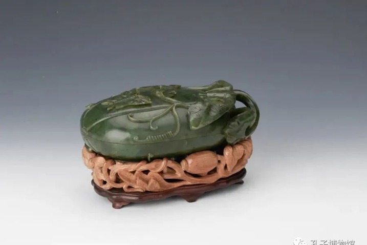 Melon-shaped jade box carved with a butterfly