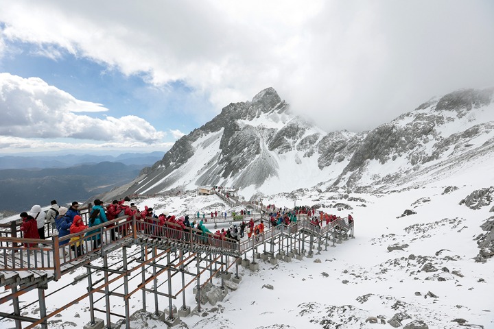 Yunnan mountain experiences unusual summer snowfall