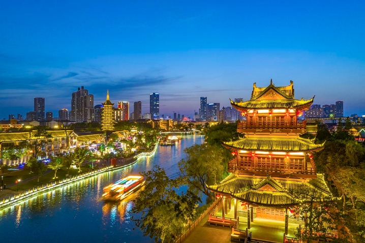 Summer market delights visitors along the Li Canal