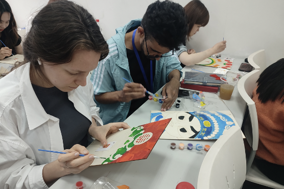Foreign students learn to paint Peking Opera masks