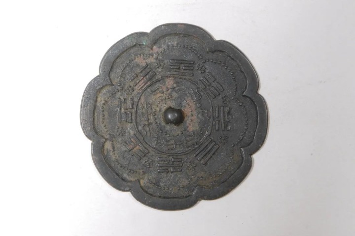 Jiangsu exhibit highlights ancient bronze mirror art