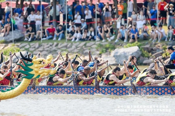 Over 800 intl students take part in dragon boat race in Shanghai