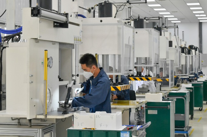 Manufacturing sector shrinks while non-manufacturing grows