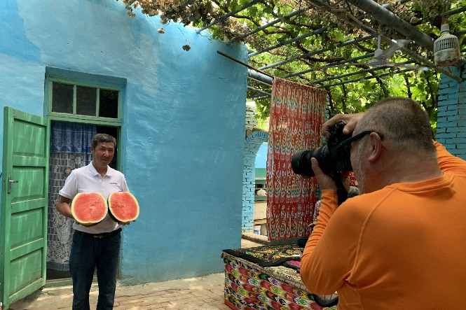 First post-COVID Japanese tour group visits Xinjiang region and livestreams details along journey on social media to dispel rumors
