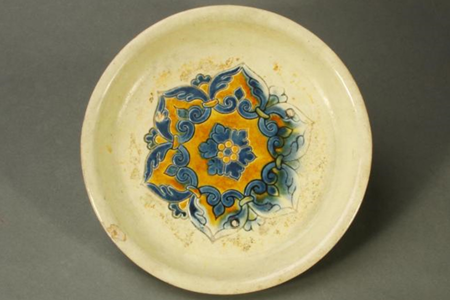 Tang Dynasty sancai plate with floral patterns