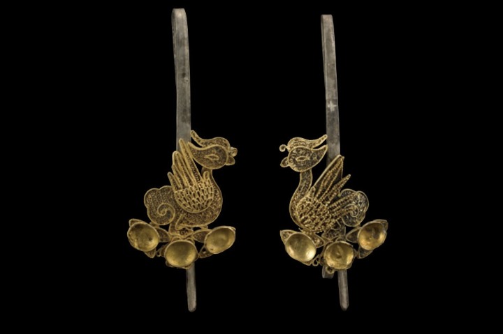 A pair of mandarin duck-shaped gold hairpins
