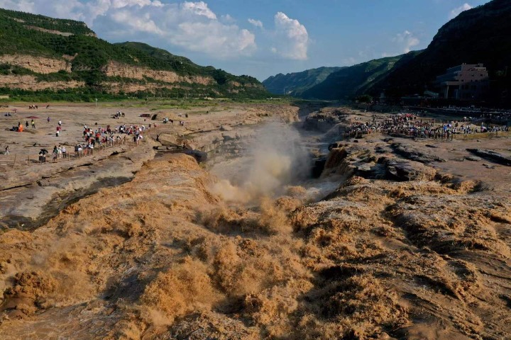 Hukou Waterfall attracts visitors