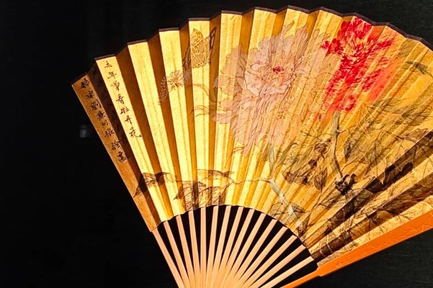 Jiangsu exhibit presents fan art by local craftsman